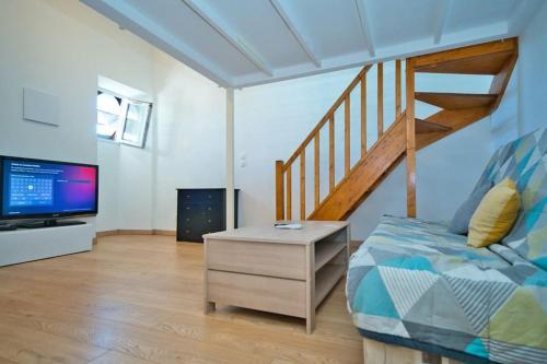 - un salon avec un lit et un escalier dans l'établissement Appartement Très Cosy, En Plein Centre-Ville, Proximité Plage, NICE CENTRE, à Nice