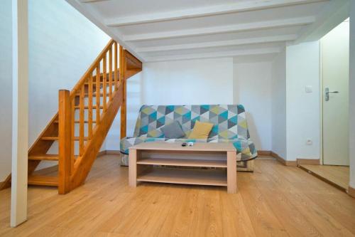 un salon avec un canapé et un escalier dans l'établissement Appartement Très Cosy, En Plein Centre-Ville, Proximité Plage, NICE CENTRE, à Nice