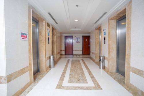 a corridor of an office building with a hallway at فندق سيف بلص 2 من اورفانا in Makkah