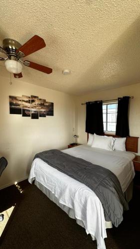 a bedroom with a bed and a ceiling fan at 071B Private Studio near Grand Canyon South Rim Sleeps 6- No Kitchen in Valle