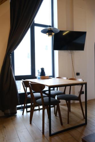 Televiisor ja/või meelelahutuskeskus majutusasutuses Baza Smart Hotel