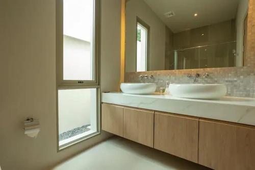 Ένα μπάνιο στο Brand New Completed v124