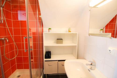 une salle de bain avec une douche, des toilettes et un lavabo dans l'établissement NEW! St Martin 52C- Grand studio, à Angoulême