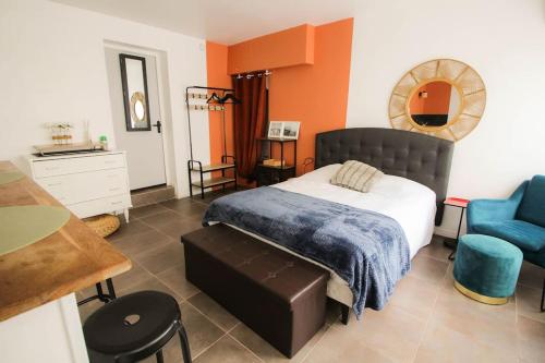 une chambre avec un lit et une chaise bleue dans l'établissement NEW! St Martin 52C- Grand studio, à Angoulême