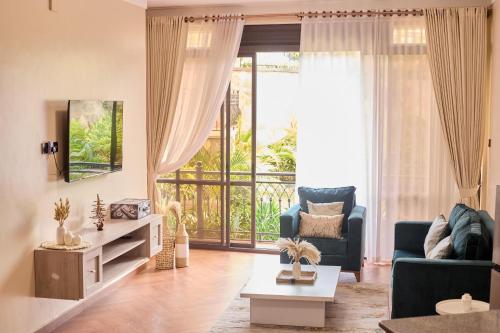 Un lugar para sentarse en Stunning & Calm 2 bedroom gate away in Entebbe- Sand Grains Residences A03