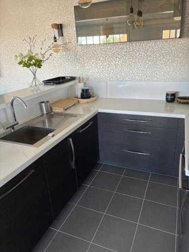 une cuisine avec un évier et un plan de travail dans l'établissement Park avenue, 6 pers, plein centre, parking et linge inclus, à Le Touquet-Paris-Plage