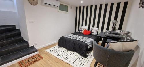 une chambre avec un lit, une table et une chaise dans l'établissement Ciné Chic sous la Promenade, à Nice