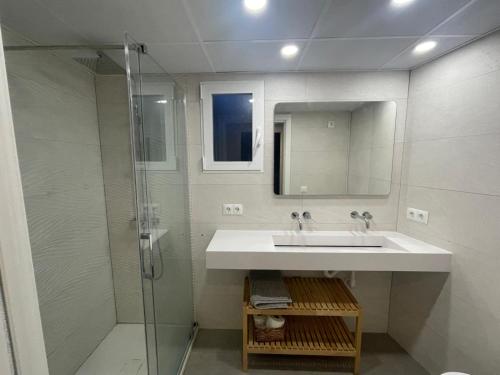 een badkamer met een wastafel en een douche bij La Casa de Lineros in Córdoba