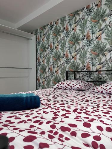 - une chambre avec un lit et du papier peint en ananas dans l'établissement Maison cosy proche Carcassonne, à Conques-sur-Orbiel