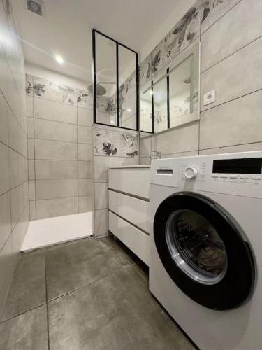 une buanderie avec un lave-linge. dans l'établissement Maison cosy proche Carcassonne, à Conques-sur-Orbiel