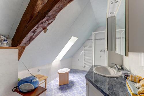 a bathroom with a sink and a toilet in a room at Bonheur d'Autrefois - Maison 8p à 14min de Montluçon in Villebret