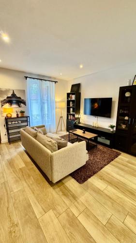 Televisyen dan/atau pusat hiburan di Le Domaine Des Yèbles - Appartement Calme et élégant