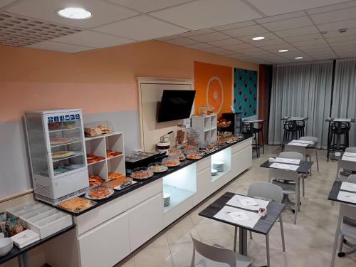 a cafeteria with a buffet with food on it at Hotel Motel 2 in Castel San Giovanni
