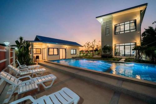 バーン・クロンムアンにあるPool villa Alawan Krabi Klong Muangの家の前にプールがある家