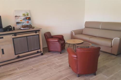 un salon avec un canapé, une table et des chaises dans l'établissement Accès direct plage, à Hyères