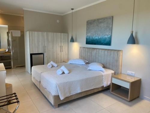 Кровать или кровати в номере George Luxury Rooms