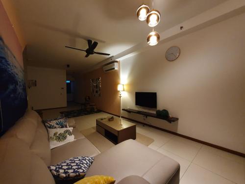Una televisión o centro de entretenimiento en The Landmark by Katana 3BR to 4BR Luxury Seaview Landmark Homestay at Gurney 15-16pax 无敌海景套房