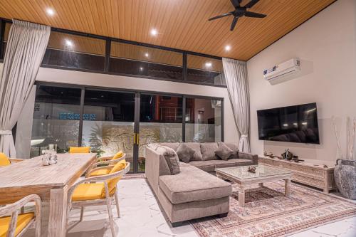 a living room with a couch and a table at Villa Chang - Fisherman Village Bophut in Bophut 