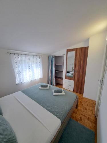 sypialnia z dużym łóżkiem z dwoma ręcznikami w obiekcie Sweet Home Lustig w Puli