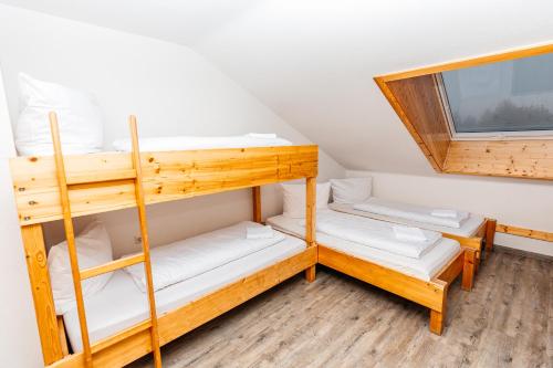 a room with two bunk beds and a window at Naturfreundehaus Brend in Neuweg