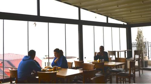 En restaurant eller et andet spisested på Hotel The Pera Hill