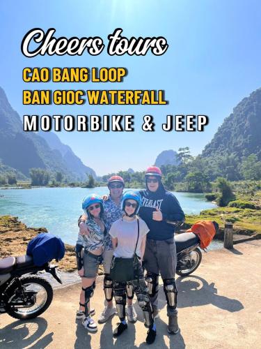 a family posing for a picture next to a river at Cheers Ecolodge Du Già in Làng Cac