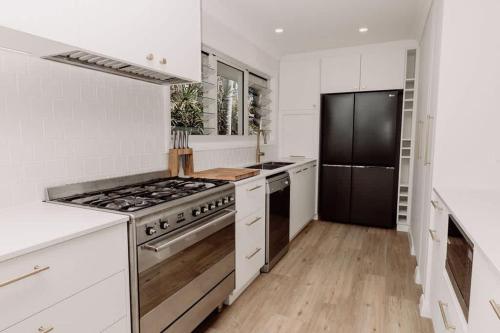 Η κουζίνα ή μικρή κουζίνα στο 'Wrigley House' - Pool Jaccuzi Dog Friendly