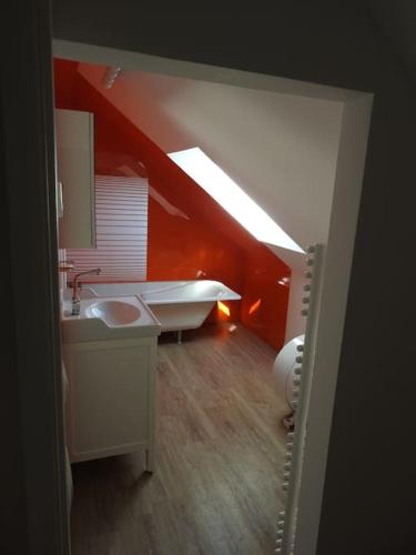 une salle de bain avec une baignoire et un lavabo dans l'établissement Grande maison à 300m mer et commerces, parking 2places et linge inclus, à Le Touquet-Paris-Plage