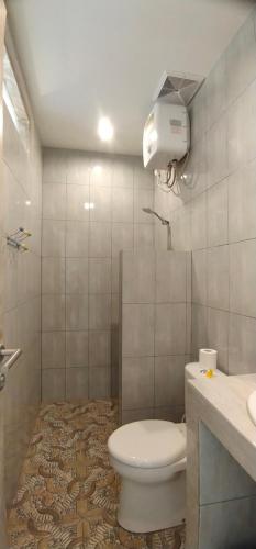une salle de bain avec toilettes, douche et lavabo dans l'établissement The Lebak Sari Guesthouse, à Umalas