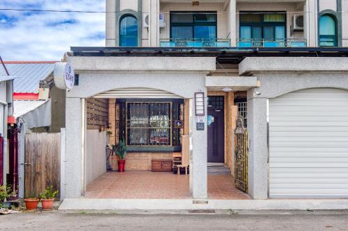 ein Haus mit zwei Garagentüren und einem Balkon in der Unterkunft Sakura B&B in Taitung