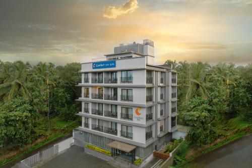 an aerial view of a hotel with trees at Comfort Inn Elite in Jua