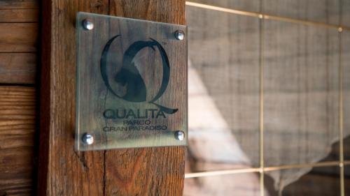 a metal sign on the door of a building at Agriturismo Plan de la Tour B&B in Cogne