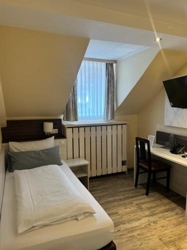 Una cama o camas en una habitación de Klosterbräu Schlehdorf