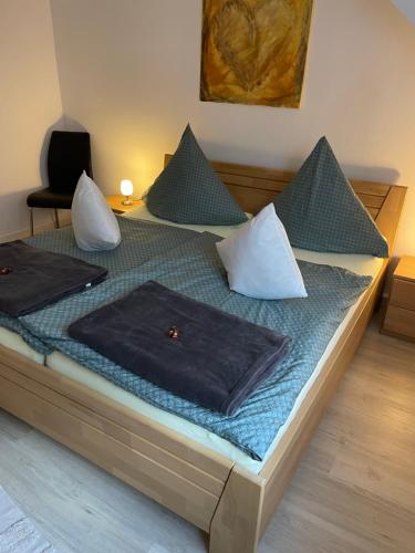 a bed with two pillows on top of it at DeNi's Ferienwohnungen in Klotten