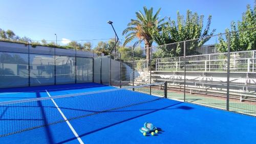 Tenis a/nebo squash v ubytování Mythos Palace Resort & Spa nebo okolí
