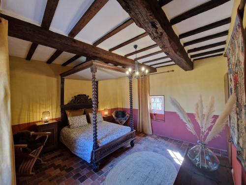 a bedroom with a swinging bed in a room at Château de la Mothe de Vicq - Allier, à proximité de Vichy in Vicq