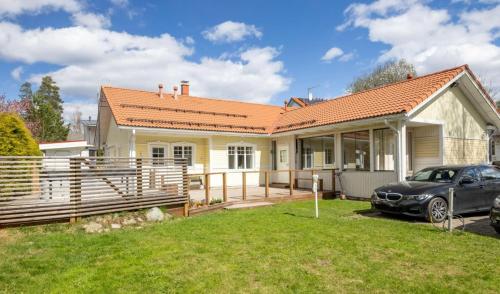 a house with a car parked in the yard at Ihana omakotitalo in Vantaa