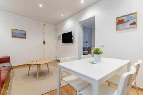 Central Cozy -1Bedroom 1Bath -Anton Martin