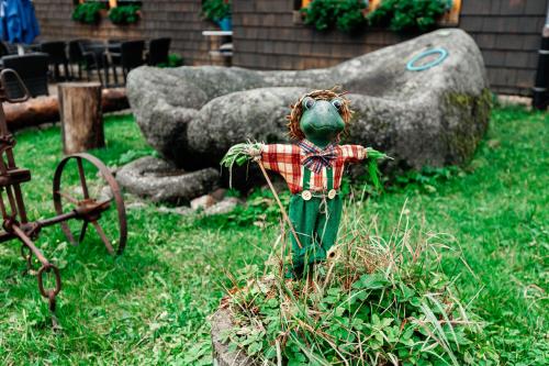 a garden statue of a frog in the grass at Naturfreundehaus Brend in Neuweg