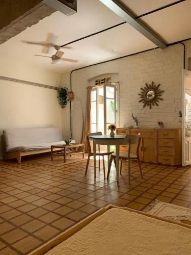 a living room with a table and a bed at Loft con patio en la zona de tapas Pet Friendly in Logroño