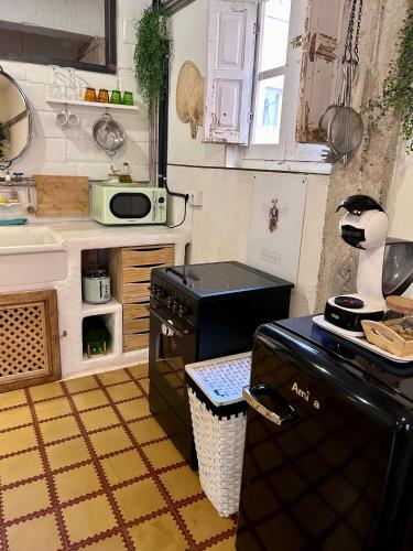 a small kitchen with a black stove and a sink at Loft con patio en la zona de tapas Pet Friendly in Logroño