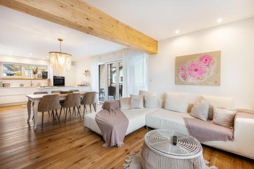una sala de estar con un sofá y una mesa en bei Thérèse - Obergeschoss, en Miltach
