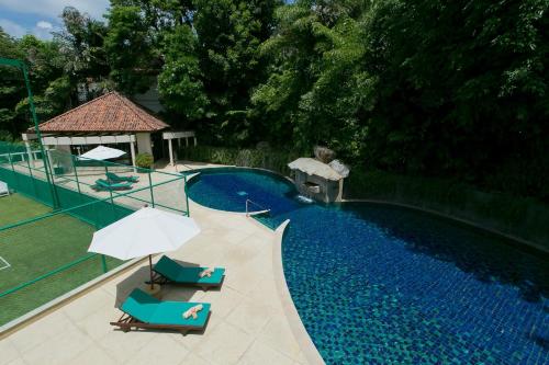 an overhead view of a swimming pool with chairs and umbrellas at Katamanda villa Sooksan Near Kata Noi Beach in Kata Beach