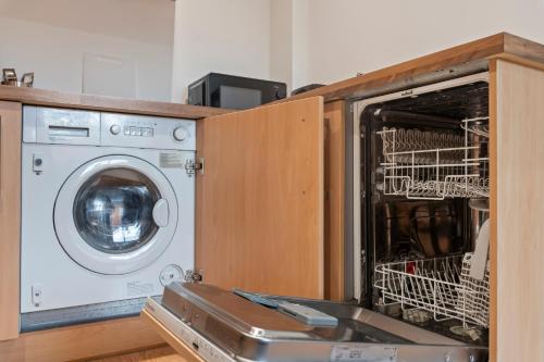 a washing machine and a dishwasher in a cabinet at Heart of City Centre Luxury Apartment with Secure Underground Parking in Birmingham