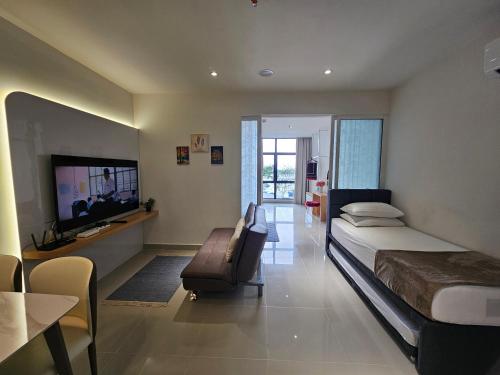 Televisyen dan/atau pusat hiburan di The Shore Seaview by Summersuites Kota Kinabalu