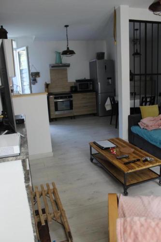 un salon avec un canapé et une table basse dans l'établissement T3 cosy tout confort, à Luchon