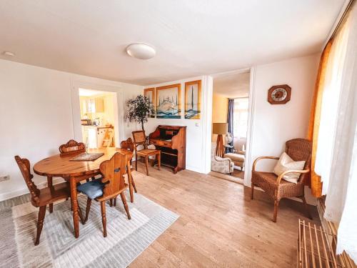 Posezení v ubytování Gemütliche Terassenwohnung mit rustikalem Charme