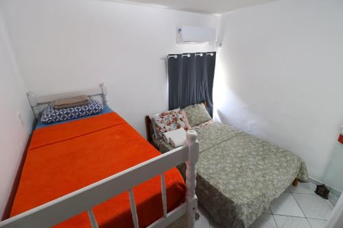 ein Schlafzimmer mit zwei Etagenbetten in einem Zimmer in der Unterkunft Apartamento Penha in Penha