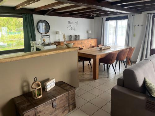 a kitchen and dining room with a table and chairs at chaletje tis-ier-goed in Jabbeke