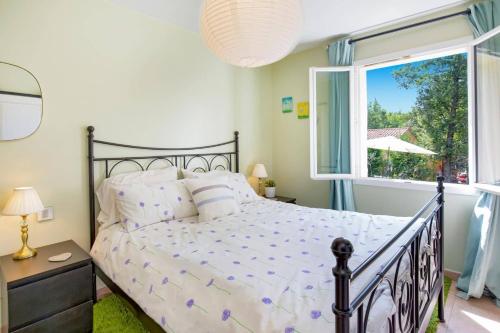 une chambre avec un lit et une fenêtre dans l'établissement Villa Tourtour by Villa Plus, à Tourtour